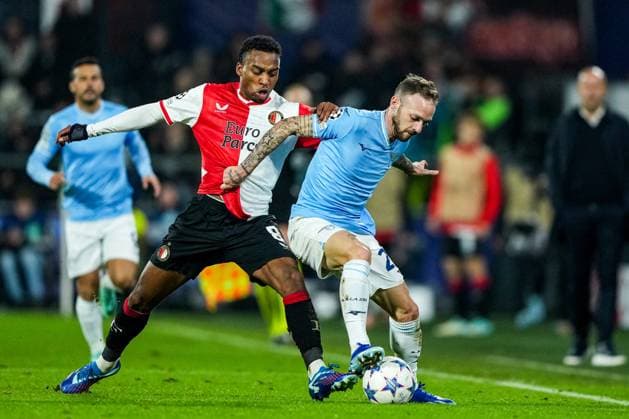 UEFA Champions League: Feyenoord v SS Lazio Rotterdam - Quinten Timber of Feyenoord, Manuel Lazzari of Lazio during the 3rd leg of the UEFA Champions League group stage between Feyenoord v SS Lazio at Stadion Feijenoord De Kuip on 25 October 2023 in Rotterdam, The Netherlands. Copyright: xTomxBodex