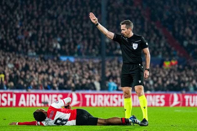 UEFA Champions League: Feyenoord v SS Lazio Rotterdam - Quinten Timber of Feyenoord, Referee Tobias Stieler during the 3rd leg of the UEFA Champions League group stage between Feyenoord v SS Lazio at Stadion Feijenoord De Kuip on 25 October 2023 in Rotterdam, The Netherlands. Copyright: xTomxBodex