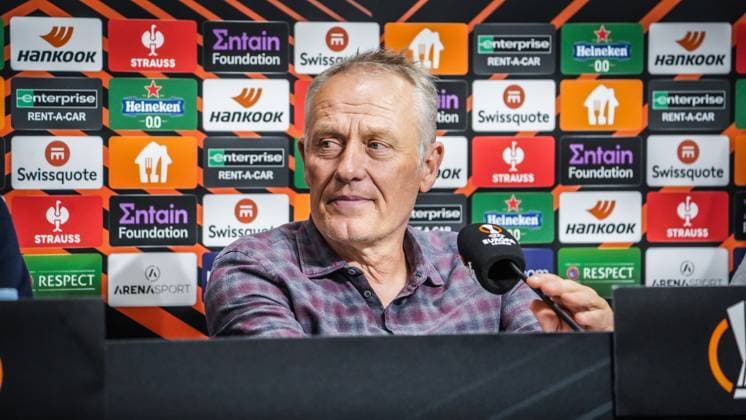 25.10.2023; Topola, Serbien, Europa - Pressekonferenz des SC Freiburg vor dem Spiel gegen TSC Backa Topola mit Cheftrainer Christian Streich und Philipp Lienhart ( 3 SC Freiburg ) - UEFA Europa League - 2023 2024 - TSC Arena Backa Topola