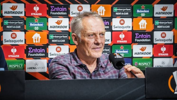 25.10.2023; Topola, Serbien, Europa - Pressekonferenz des SC Freiburg vor dem Spiel gegen TSC Backa Topola mit Cheftrainer Christian Streich und Philipp Lienhart ( 3 SC Freiburg ) - UEFA Europa League - 2023 2024 - TSC Arena Backa Topola