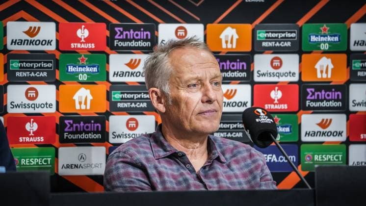 25.10.2023; Topola, Serbien, Europa - Pressekonferenz des SC Freiburg vor dem Spiel gegen TSC Backa Topola mit Cheftrainer Christian Streich und Philipp Lienhart ( 3 SC Freiburg ) - UEFA Europa League - 2023 2024 - TSC Arena Backa Topola