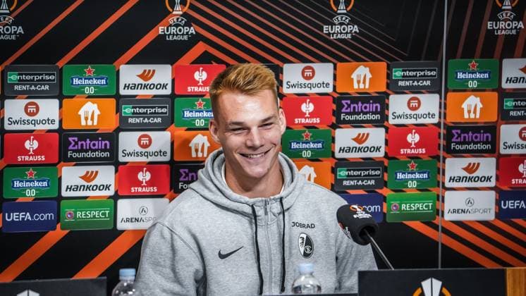 25.10.2023; Topola, Serbien, Europa - Pressekonferenz des SC Freiburg vor dem Spiel gegen TSC Backa Topola mit Cheftrainer Christian Streich und Philipp Lienhart ( 3 SC Freiburg ) - UEFA Europa League - 2023 2024 - TSC Arena Backa Topola