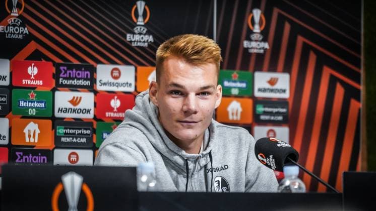 25.10.2023; Topola, Serbien, Europa - Pressekonferenz des SC Freiburg vor dem Spiel gegen TSC Backa Topola mit Cheftrainer Christian Streich und Philipp Lienhart ( 3 SC Freiburg ) - UEFA Europa League - 2023 2024 - TSC Arena Backa Topola