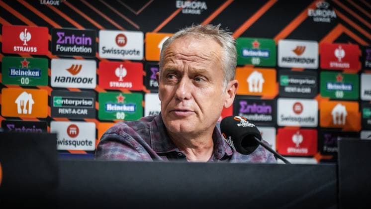 25.10.2023; Topola, Serbien, Europa - Pressekonferenz des SC Freiburg vor dem Spiel gegen TSC Backa Topola mit Cheftrainer Christian Streich und Philipp Lienhart ( 3 SC Freiburg ) - UEFA Europa League - 2023 2024 - TSC Arena Backa Topola