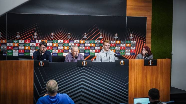 25.10.2023; Topola, Serbien, Europa - Pressekonferenz des SC Freiburg vor dem Spiel gegen TSC Backa Topola mit Cheftrainer Christian Streich und Philipp Lienhart ( 3 SC Freiburg ) - UEFA Europa League - 2023 2024 - TSC Arena Backa Topola