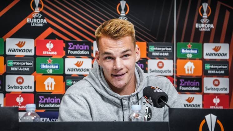 25.10.2023; Topola, Serbien, Europa - Pressekonferenz des SC Freiburg vor dem Spiel gegen TSC Backa Topola mit Cheftrainer Christian Streich und Philipp Lienhart ( 3 SC Freiburg ) - UEFA Europa League - 2023 2024 - TSC Arena Backa Topola