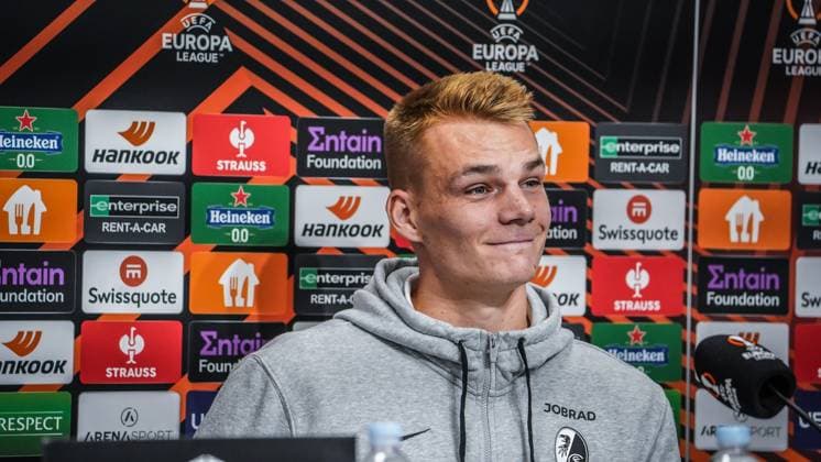 25.10.2023; Topola, Serbien, Europa - Pressekonferenz des SC Freiburg vor dem Spiel gegen TSC Backa Topola mit Cheftrainer Christian Streich und Philipp Lienhart ( 3 SC Freiburg ) - UEFA Europa League - 2023 2024 - TSC Arena Backa Topola