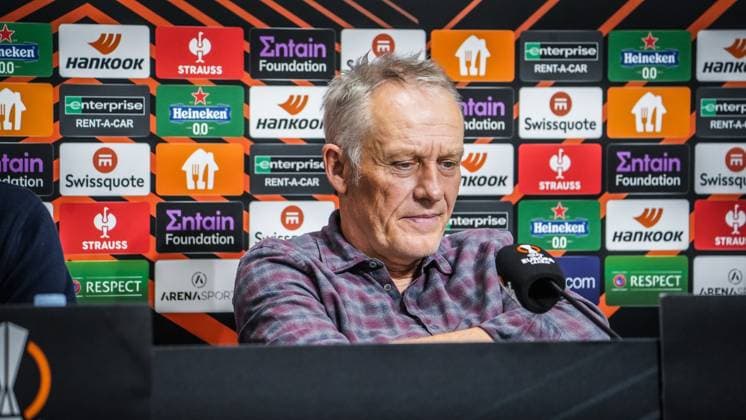 25.10.2023; Topola, Serbien, Europa - Pressekonferenz des SC Freiburg vor dem Spiel gegen TSC Backa Topola mit Cheftrainer Christian Streich und Philipp Lienhart ( 3 SC Freiburg ) - UEFA Europa League - 2023 2024 - TSC Arena Backa Topola