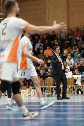Volleyball, CEV Challenge Cup 25.10.2023, Volleyball, Centre Sportif Lorentzweiler, Bertrange, Luxemburg, CEV Challenge Cup, VC Lorentzweiler - (LUX) - Steaua Bukarest, Steaua Bukaresti (RO) vl: Serge Karier (trainer VC Lorentweiler)