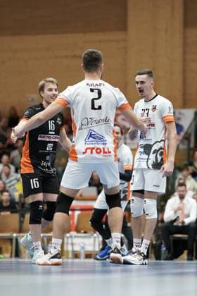 Volleyball, CEV Challenge Cup 25.10.2023, Volleyball, Centre Sportif Lorentzweiler, Bertrange, Luxemburg, CEV Challenge Cup, VC Lorentzweiler - (LUX) - Steaua Bukarest, Steaua Bukaresti (RO) vl: Philippe Glesener (VC Lorentweiler 16) - Adri Arapi (VC Lorentweiler 2) - Francois Sonnet (VC Lorentweiler 23) jubeln