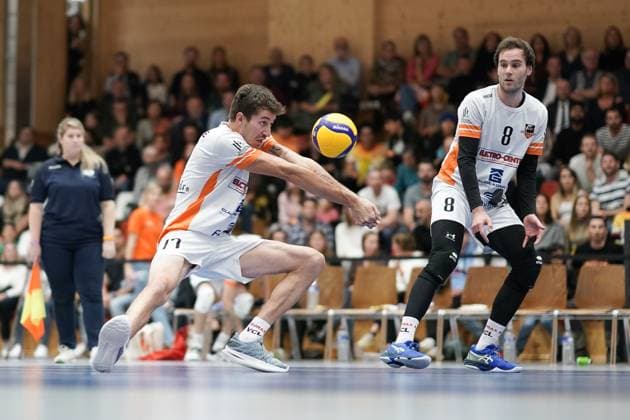 Volleyball, CEV Challenge Cup 25.10.2023, Volleyball, Centre Sportif Lorentzweiler, Bertrange, Luxemburg, CEV Challenge Cup, VC Lorentzweiler - (LUX) - Steaua Bukarest, Steaua Bukaresti (RO) vl: Jeremy Silvestre (VC Lorentweiler 17) - Tomas Pavelka (VC Lorentweiler 8)