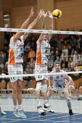 Volleyball, CEV Challenge Cup 25.10.2023, Volleyball, Centre Sportif Lorentzweiler, Bertrange, Luxemburg, CEV Challenge Cup, VC Lorentzweiler - (LUX) - Steaua Bukarest, Steaua Bukaresti (RO) vl: Jeremy Silvestre (VC Lorentweiler 17) - Francois Sonnet (VC Lorentweiler 23) Block