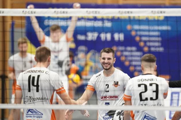 Volleyball, CEV Challenge Cup 25.10.2023, Volleyball, Centre Sportif Lorentzweiler, Bertrange, Luxemburg, CEV Challenge Cup, VC Lorentzweiler - (LUX) - Steaua Bukarest, Steaua Bukaresti (RO) vl: Chris Zuidberg (VC Lorentweiler 14) - Adri Arapi (VC Lorentweiler 2) - Francois Sonnet (VC Lorentweiler 23) jubeln