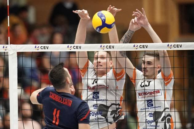Volleyball, CEV Challenge Cup 25.10.2023, Volleyball, Centre Sportif Lorentzweiler, Bertrange, Luxemburg, CEV Challenge Cup, VC Lorentzweiler - (LUX) - Steaua Bukarest, Steaua Bukaresti (RO) vl: Gabriel Cherbeletea (Steaua Bukaresti Volleyball 11) - Chris Zuidberg (VC Lorentweiler 14) - Francois Sonnet (VC Lorentweiler 23)