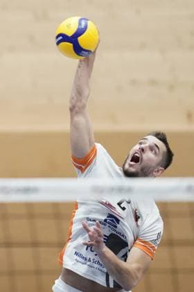 Volleyball, CEV Challenge Cup 25.10.2023, Volleyball, Centre Sportif Lorentzweiler, Bertrange, Luxemburg, CEV Challenge Cup, VC Lorentzweiler - (LUX) - Steaua Bukarest, Steaua Bukaresti (RO) vl: Adri Arapi (VC Lorentweiler 2)
