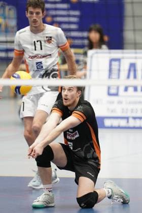 Volleyball, CEV Challenge Cup 25.10.2023, Volleyball, Centre Sportif Lorentzweiler, Bertrange, Luxemburg, CEV Challenge Cup, VC Lorentzweiler - (LUX) - Steaua Bukarest, Steaua Bukaresti (RO) vl: Philippe Glesener (VC Lorentweiler 16) - Jeremy Silvestre (VC Lorentweiler 17)