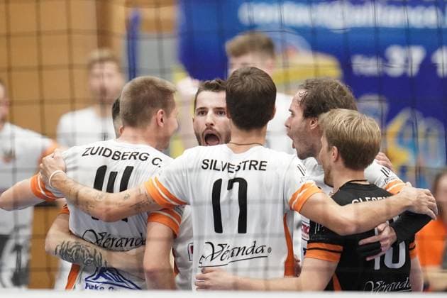 Volleyball, CEV Challenge Cup 25.10.2023, Volleyball, Centre Sportif Lorentzweiler, Bertrange, Luxemburg, CEV Challenge Cup, VC Lorentzweiler - (LUX) - Steaua Bukarest, Steaua Bukaresti (RO) vl: Adri Arapi (VC Lorentweiler 2) Jubelt - mit Chris Zuidberg (VC Lorentweiler 14) - Jeremy Silvestre (VC Lorentweiler 17) - Philippe Glesener (VC Lorentweiler 16)