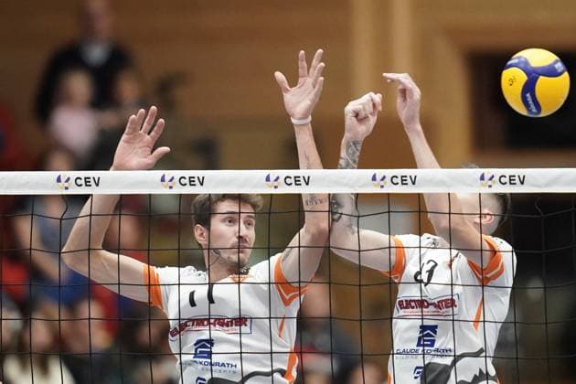 Volleyball, CEV Challenge Cup 25.10.2023, Volleyball, Centre Sportif Lorentzweiler, Bertrange, Luxemburg, CEV Challenge Cup, VC Lorentzweiler - (LUX) - Steaua Bukarest, Steaua Bukaresti (RO) vl: Jeremy Silvestre (VC Lorentweiler 17) - Francois Sonnet (VC Lorentweiler 23)