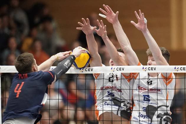 Volleyball, CEV Challenge Cup 25.10.2023, Volleyball, Centre Sportif Lorentzweiler, Bertrange, Luxemburg, CEV Challenge Cup, VC Lorentzweiler - (LUX) - Steaua Bukarest, Steaua Bukaresti (RO) vl: Francois Sonnet (VC Lorentweiler 23)3 - David Mexson (VC Lorentweiler 6) - Paul Peta Mircea (Steaua Bukaresti Volleyball 4)