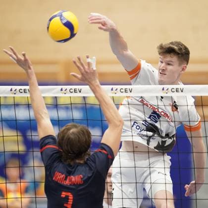 Volleyball, CEV Challenge Cup 25.10.2023, Volleyball, Centre Sportif Lorentzweiler, Bertrange, Luxemburg, CEV Challenge Cup, VC Lorentzweiler - (LUX) - Steaua Bukarest, Steaua Bukaresti (RO) vl: David Mexson (VC Lorentweiler 6) - Simon Krajcovic (Steaua Bukaresti Volleyball 3)