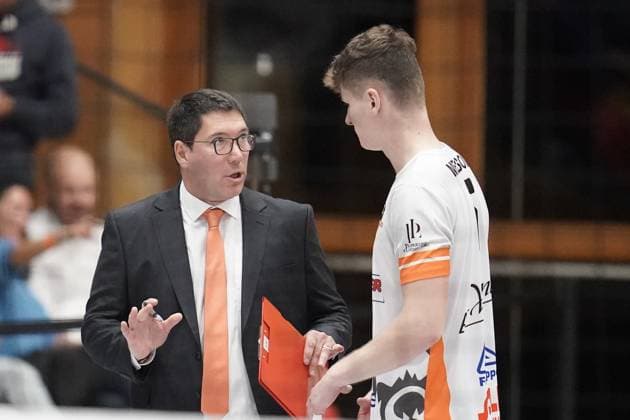 Volleyball, CEV Challenge Cup 25.10.2023, Volleyball, Centre Sportif Lorentzweiler, Bertrange, Luxemburg, CEV Challenge Cup, VC Lorentzweiler - (LUX) - Steaua Bukarest, Steaua Bukaresti (RO) vl: Serge Karier (trainer VC Lorentweiler) im Gespraech mit David Mexson (VC Lorentweiler 6)