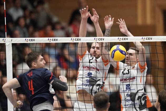 Volleyball, CEV Challenge Cup 25.10.2023, Volleyball, Centre Sportif Lorentzweiler, Bertrange, Luxemburg, CEV Challenge Cup, VC Lorentzweiler - (LUX) - Steaua Bukarest, Steaua Bukaresti (RO) vl: Adri Arapi (VC Lorentweiler 2) - Francois Sonnet (VC Lorentweiler 23) - Paul Peta Mircea (Steaua Bukaresti Volleyball 4)