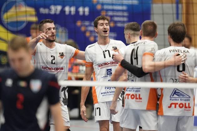 Volleyball, CEV Challenge Cup 25.10.2023, Volleyball, Centre Sportif Lorentzweiler, Bertrange, Luxemburg, CEV Challenge Cup, VC Lorentzweiler - (LUX) - Steaua Bukarest, Steaua Bukaresti (RO) vl: Adri Arapi (VC Lorentweiler 2) - Jeremy Silvestre (VC Lorentweiler 17) - Chris Zuidberg (VC Lorentweiler 14) - Tomas Pavelka (VC Lorentweiler 8) jubeln