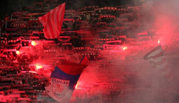 25.10.2023, Fussball UEFA Champions League 2023 2024, Gruppe G, 3.Spieltag, RB Leipzig - FK Roter Stern Belgrad, in der Red Bull Arena Leipzig. Pyroim Gästefanbloch von Roter Stern Belgrad