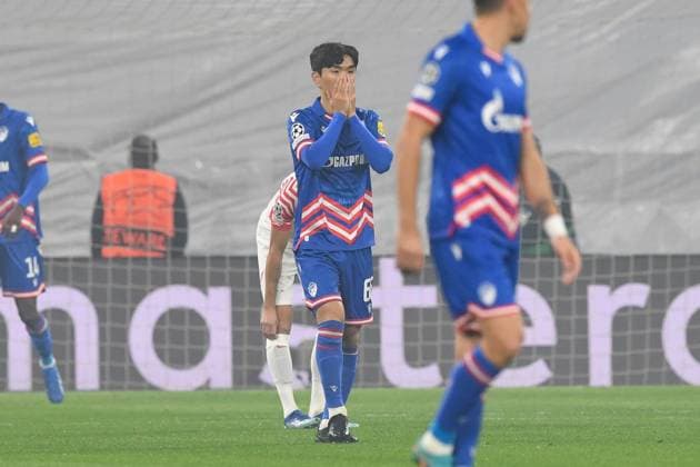 Fussball, Herren, Saison 2023 2024, UEFA Champions League (Gruppe G, 3. Spieltag), RB Leipzig - FK Roter Stern Belgrad, v. l. Inbeom Hwang (FK Roter Stern Belgrad) enttäuscht, niedergeschlagen, unzufrieden, 25.10. 2023, Copyright: xSebastianxRäppold MatthiasxKochx