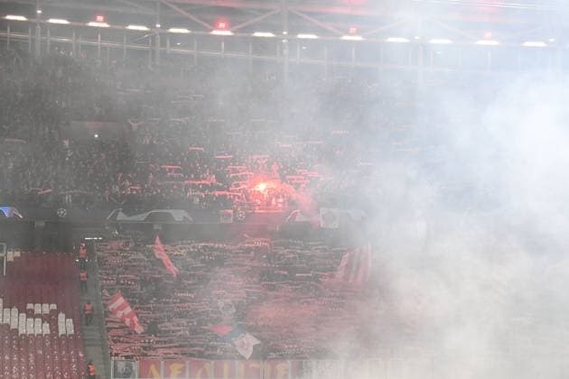 Fussball, Herren, Saison 2023 2024, UEFA Champions League (Gruppe G, 3. Spieltag), RB Leipzig - FK Roter Stern Belgrad, v. l. Die Fans von FK Roter Stern Belgrad zünden Bengalos, Pyro, Pyrotechnik, Leuchtkörper, Rauchbomben, 25.10. 2023, Copyright: xSebastianxRäppold MatthiasxKochx