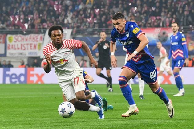 Fussball, Herren, Saison 2023 2024, UEFA Champions League (Gruppe G, 3. Spieltag), RB Leipzig - FK Roter Stern Belgrad, v. l. Lois Openda (RB Leipzig) und Stefan Mitrovic (FK Roter Stern Belgrad) im Zweikampf, 25.10. 2023, Copyright: xSebastianxRäppold MatthiasxKochx