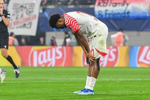Fussball, Herren, Saison 2023 2024, UEFA Champions League (Gruppe G, 3. Spieltag), RB Leipzig - FK Roter Stern Belgrad, v. l. Lois Openda (RB Leipzig) enttäuscht, niedergeschlagen, unzufrieden, 25.10. 2023, Copyright: xSebastianxRäppold MatthiasxKochx