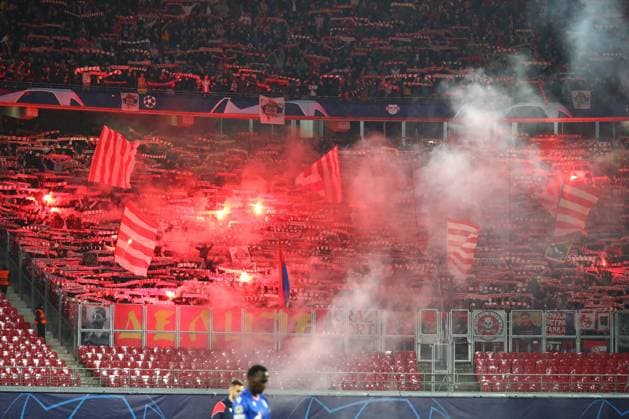 25.10.2023, xtgx, Fussball, UEFA Champions League, RB Leipzig - Roter Stern Belgrad emspor, v.l. Symbolfoto, Symbolbild, Fans von Belgrad zuenden Pyro, Schal, Nebel, Rauch (DFL DFB REGULATIONS PROHIBIT ANY USE OF PHOTOGRAPHS as IMAGE SEQUENCES and or QUASI-VIDEO) Leipzig