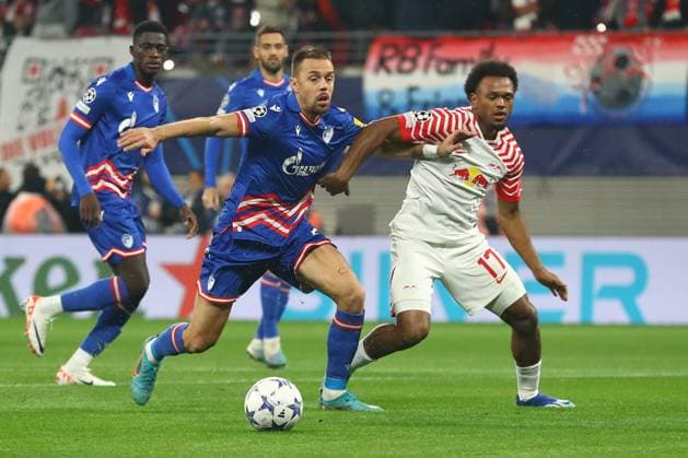 25.10.2023, xtgx, Fussball, UEFA Champions League, RB Leipzig - Roter Stern Belgrad emspor, v.l. Milan Rodic (Belgrad, 23), Lois Openda (Leipzig, 17) Zweikampf, Duell, Kampf, tackle (DFL DFB REGULATIONS PROHIBIT ANY USE OF PHOTOGRAPHS as IMAGE SEQUENCES and or QUASI-VIDEO) Leipzig