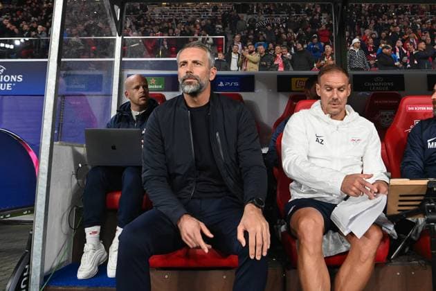 Sport Bilder des Tages Fussball, Herren, Saison 2023 2024, UEFA Champions League (Gruppe G, 3. Spieltag), RB Leipzig - FK Roter Stern Belgrad, v. l. Trainer Marco Rose (RB Leipzig) und Co-Trainer Alexander Zickler (RB Leipzig), 25.10. 2023, Copyright: xSebastianxRäppold MatthiasxKochx