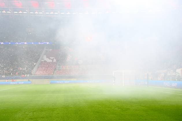 Fussball, Herren, Saison 2023 2024, UEFA Champions League (Gruppe G, 3. Spieltag), RB Leipzig - FK Roter Stern Belgrad, v. l. Nebel im Stadion durch Pyro, Pyrotechnik durch die Fans von FK Roter Stern Belgrad, 25.10. 2023, Copyright: xSebastianxRäppold MatthiasxKochx