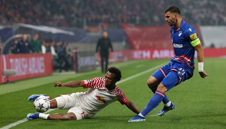 25.10.2023, Fussball UEFA Champions League 2023 2024, Gruppe G, 3.Spieltag, RB Leipzig - FK Roter Stern Belgrad, in der Red Bull Arena Leipzig. (L-R) Lois Openda (RB Leipzig) gegen Aleksandar Dragovic (Roter Stern Belgrad)