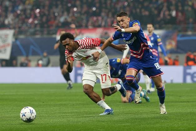 25.10.2023, Fussball UEFA Champions League 2023 2024, Gruppe G, 3.Spieltag, RB Leipzig - FK Roter Stern Belgrad, in der Red Bull Arena Leipzig. (L-R) Lois Openda (RB Leipzig) gegen Stefan Mitrovic (Roter Stern Belgrad)