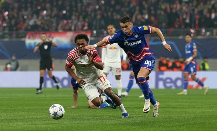 25.10.2023, Fussball UEFA Champions League 2023 2024, Gruppe G, 3.Spieltag, RB Leipzig - FK Roter Stern Belgrad, in der Red Bull Arena Leipzig. (L-R) Lois Openda (RB Leipzig) gegen Stefan Mitrovic (Roter Stern Belgrad)