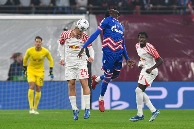 Fussball, Herren, Saison 2023 2024, UEFA Champions League (Gruppe G, 3. Spieltag), RB Leipzig - FK Roter Stern Belgrad, v. l. Xaver Schlager (RB Leipzig) und Cherif Ndiaye (FK Roter Stern Belgrad) im Zweikampf, 25.10. 2023, Copyright: xSebastianxRäppold MatthiasxKochx