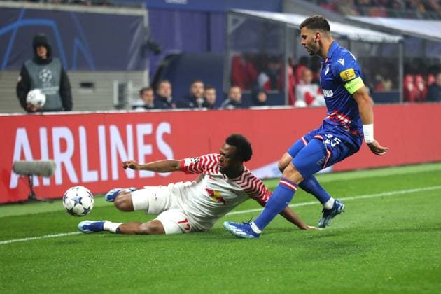 Champions League: RB Leipzig vs. Roter Stern Belgrad, 25.10.23 Lois Openda (17, RB Leipzig) gegen Aleksandar Dragovic (15, Roter Stern Belgrad). Fussball, UEFA Champions League, Saison 2023 2024: RB Leipzig vs. Roter Stern Belgrad am 25.10.23 in der Red Bull Arena, Leipzig. Copyright: xBEAUTIFULxSPORTS JanxKaeferx