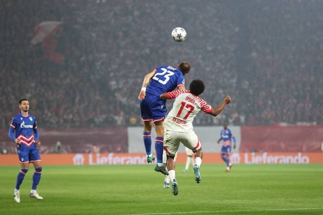 Champions League: RB Leipzig vs. Roter Stern Belgrad, 25.10.23 Milan Rodic (23, Roter Stern Belgrad) gegen Lois Openda (17, RB Leipzig). Fussball, UEFA Champions League, Saison 2023 2024: RB Leipzig vs. Roter Stern Belgrad am 25.10.23 in der Red Bull Arena, Leipzig. Copyright: xBEAUTIFULxSPORTS JanxKaeferx