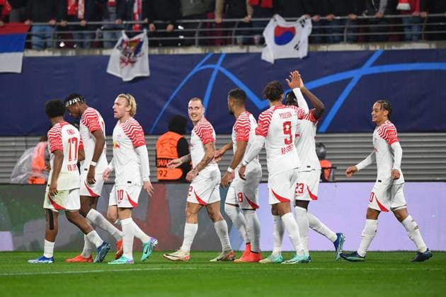 Fussball, Herren, Saison 2023 2024, UEFA Champions League (Gruppe G, 3. Spieltag), RB Leipzig - FK Roter Stern Belgrad, v. l. Lois Openda (RB Leipzig), Mohamed Simakan (RB Leipzig), Emil Forsberg (RB Leipzig), David Raum (RB Leipzig), Benjamin Henrichs (RB Leipzig), Yussuf Poulsen (RB Leipzig), Castello Lukeba (RB Leipzig) und Xavi Simons (RB Leipzig) Torjubel, jubeln nach dem Tor zum 1:0 durch David Raum (RB Leipzig), 25.10. 2023, Copyright: xSebastianxRäppold MatthiasxKochx
