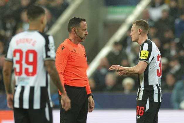 UEFA Champions League Newcastle United v Borussia Dortmund Sean Longstaff 36 of Newcastle United speaks to the referee during the UEFA Champions League match Newcastle United vs Borussia Dortmund at St. James s Park, Newcastle, United Kingdom, 25th October 2023 (Photo by Mark Cosgrove News Images) Newcastle St. James s Park Tyne and Wear United Kingdom Copyright: xMarkxCosgrove NewsxImagesx
