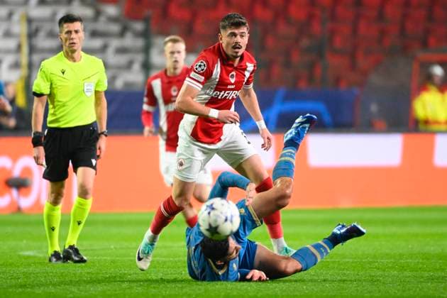 Royal Antwerp FC v FC Porto - UEFA Champions League DEURNE, BELGIUM - OCTOBER 25 : Muja Arbnor forward of Antwerp FC and Alan Varela midfielders of Porto during the UEFA Champions League group H match between Royal Antwerp FC and FC Porto on October 25, 2023 in Deurne, Belgium, 25 10 2023 Deurne Belgium  Copyright: xVincentxKalutx