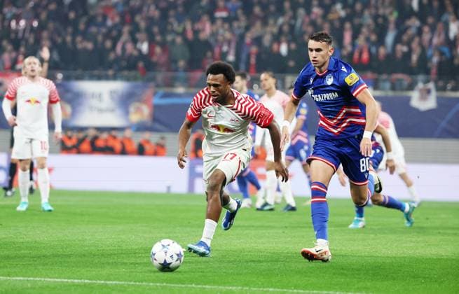 RB Leipzig - Roter Stern Belgrad Champions League Leipzig, 25.10.2023, Red Bull Arena, Champions League, Gruppe G, Spieltag 3 , RB LEIPZIG vs. ROTER STERN BELGRAD , Im Bild v.l.: Lois Openda (17, RB Leipzig) und Stefan Mitrovic (80, Belgrad) ,