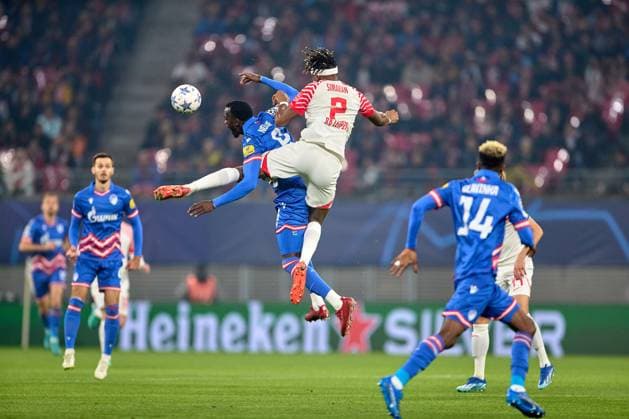 Sport Themen der Woche KW43 Sport Bilder des Tages 25.10.2023, Fußball, Männer, Champions League, Gruppenphase, 2023 2024, Gruppe G, Spieltag 3, RB Leipzig - Roter Stern Belgrad Mohamed Simakan (2, RB Leipzig), im Zweikampf mit Cherif Ndiaye (9, Roter Stern Belgrad), Aktion, mit Ball Leipzig Red Bull Arena Sachsen Deutschland *** 25 10 2023, soccer, men, champions league, group stage, 2023 2024, group G, matchday 3, RB Leipzig Red Star Belgrade Mohamed Simakan 2, RB Leipzig , one-on-one with Cherif Ndiaye 9, Red Star Belgrade , action, with ball Leipzig Red Bull Arena Saxony Germany