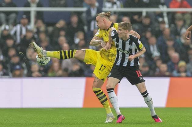 UEFA Champions League Newcastle United v Borussia Dortmund Anthony Gordon 10 of Newcastle United and Marius Wolf 17 of Borussia Dortmund battle for the ball during the UEFA Champions League match Newcastle United vs Borussia Dortmund at St. James s Park, Newcastle, United Kingdom, 25th October 2023 (Photo by Mark Cosgrove News Images) Newcastle St. James s Park Tyne and Wear United Kingdom Copyright: xMarkxCosgrove NewsxImagesx