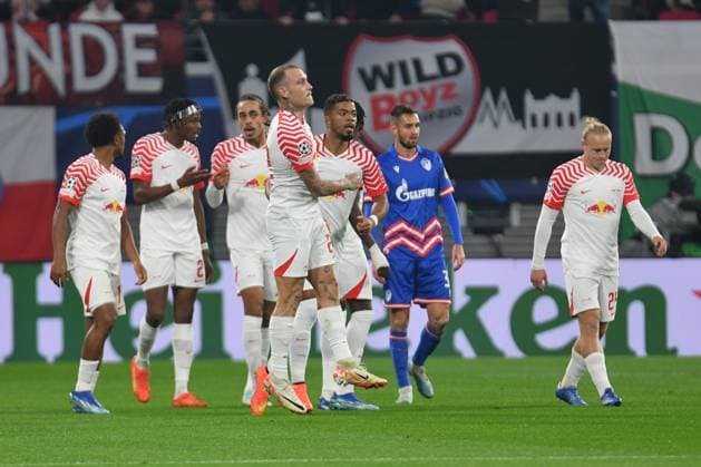 David Raum (RB Leipzig) Mitte erzielt das 1:0, das Team feiert. RB Leipzig vs. FK Roter Stern Belgrad, Fussball, Champions League, Vorrunde, 3. Spieltag, Saison 2023 2024, 25.10.2023 DFB DFL REGULATIONS PROHIBIT ANY USE OF PHOTOGRAPHS AS IMAGE SEQUENCES AND OR QUASI-VIDEO RB Leipzig vs. FK Roter Stern Belgrad, Fussball, Champions League, Vorrunde, 3. Spieltag, Saison 2023 2024, 25.10.2023 Leipzig Copyright: xEibner-Pressefoto BertxHarzerx EP_BHR