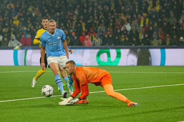 BSC Young Boys v Manchester City Champions League 25 10 2023. Anthony Racioppi (1) of Young Boys stops Erling Haaland (9) of Manchester City during the Champions League match between BSC Young Boys and Manchester City at Stade de Suisse, Wankdorf, Switzerland on 25 October 2023. Editorial use only , Copyright: xNigelxKeenex PSI-18264-0012
